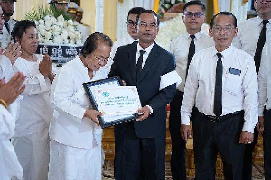 គណៈប្រតិភូ តំណាង ឯកឧត្តម ជា សុមេធី អញ្ជើញគោរពវិញ្ញាណក្ខន្ធសព ឯកឧត្តម ឧត្តមសេនីយ៍ឯក ច័ន្ទ លំផាត់ - Image 8