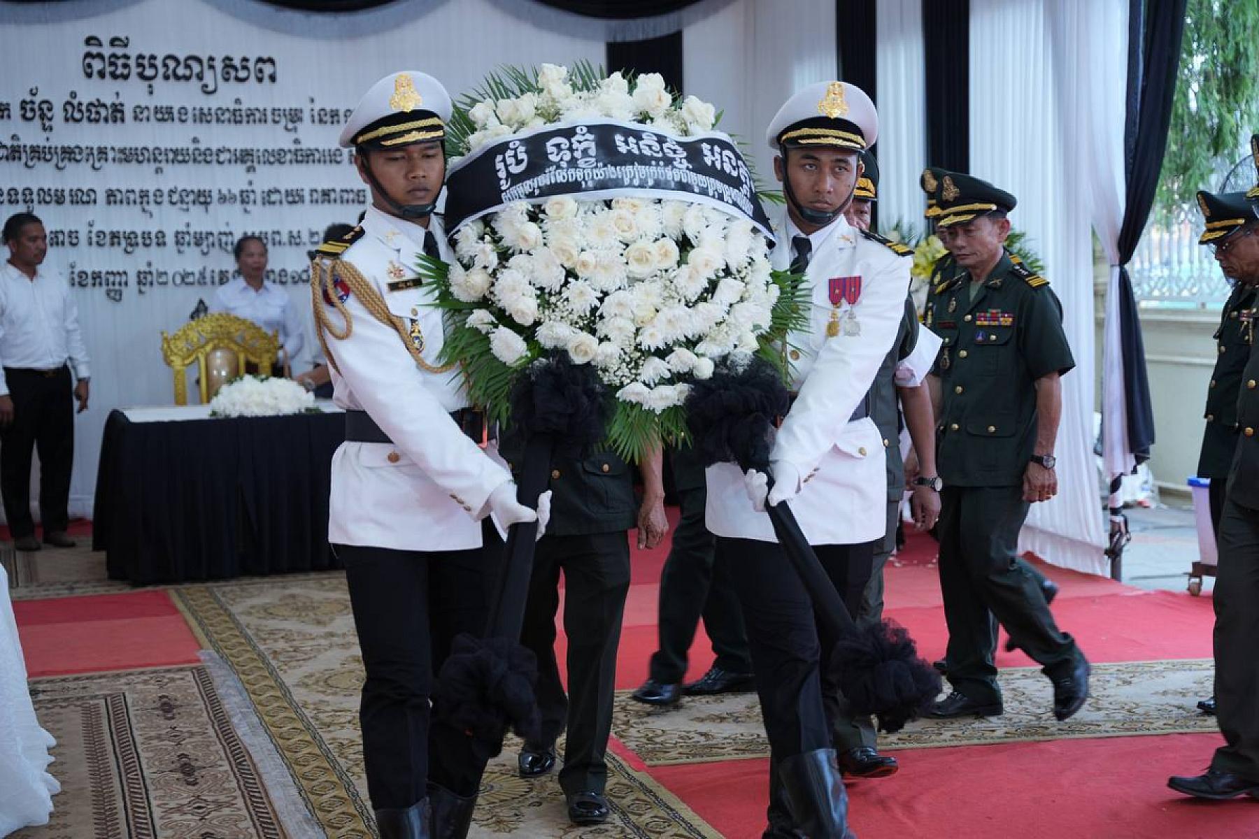 ឧត្តមសេនីយ៍ទោ ឈឹម ខ្មៅ បានអញ្ជើញគោរពវិញ្ញាណក្ខន្ធសព ឯកឧត្តម ឧត្តមសេនីយ៍ឯក ច័ន្ទ លំផាត់ 