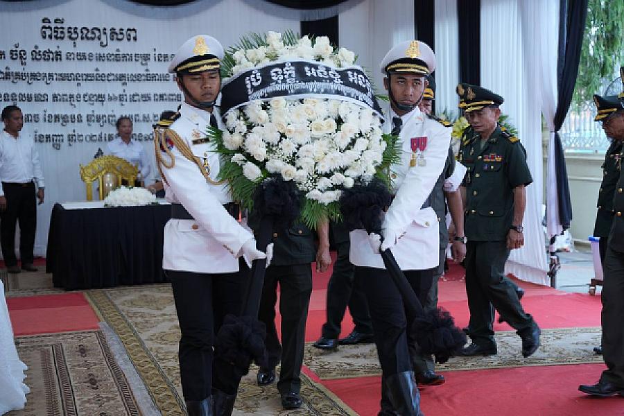 ឧត្តមសេនីយ៍ទោ ឈឹម ខ្មៅ បានអញ្ជើញគោរពវិញ្ញាណក្ខន្ធសព ឯកឧត្តម ឧត្តមសេនីយ៍ឯក ច័ន្ទ លំផាត់ 