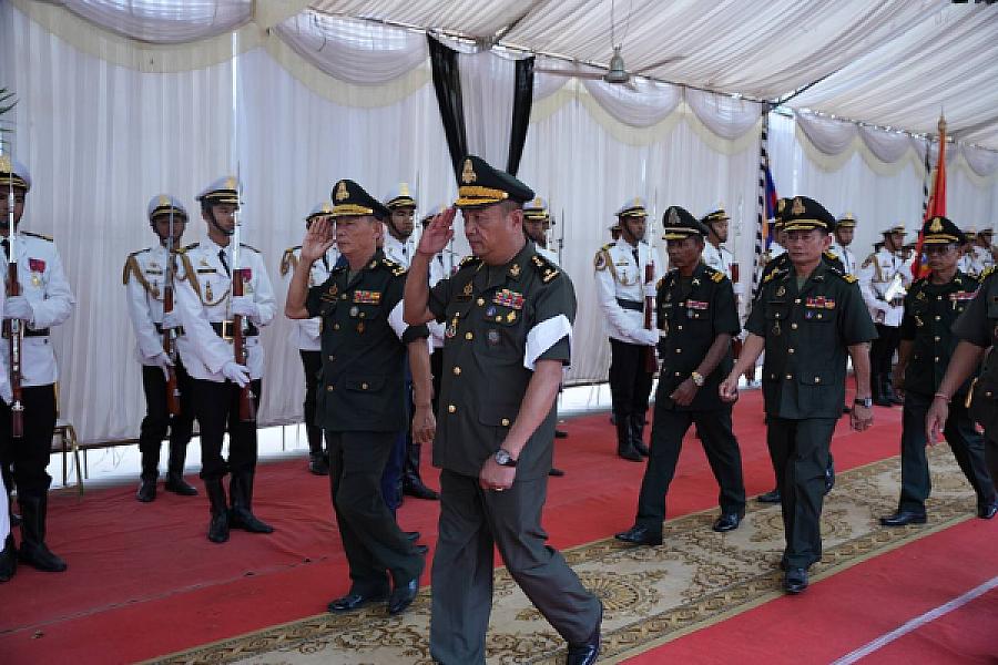 ឧត្តមសេនីយ៍ទោ ឈឹម ខ្មៅ បានអញ្ជើញគោរពវិញ្ញាណក្ខន្ធសព ឯកឧត្តម ឧត្តមសេនីយ៍ឯក ច័ន្ទ លំផាត់  - Image 2