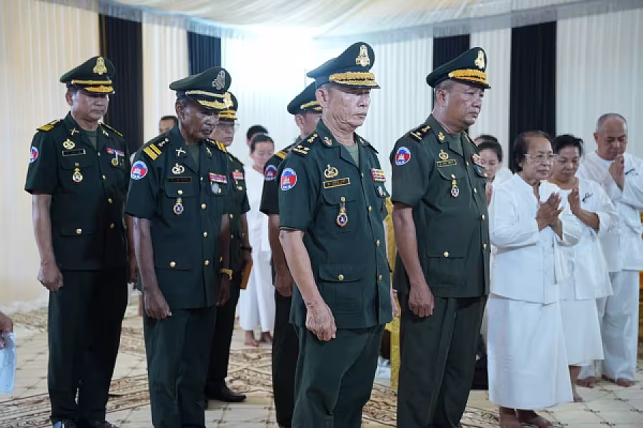 ឧត្តមសេនីយ៍ទោ ឈឹម ខ្មៅ បានអញ្ជើញគោរពវិញ្ញាណក្ខន្ធសព ឯកឧត្តម ឧត្តមសេនីយ៍ឯក ច័ន្ទ លំផាត់  - Image 3