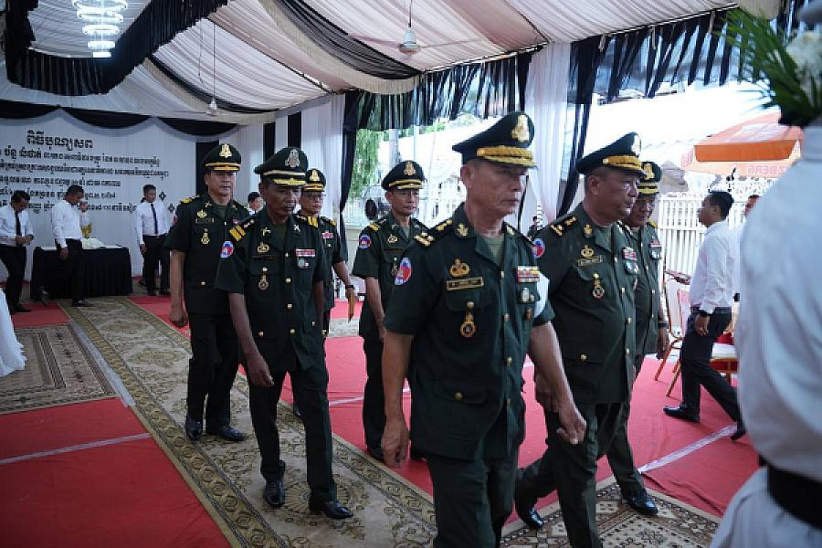 ឧត្តមសេនីយ៍ទោ ឈឹម ខ្មៅ បានអញ្ជើញគោរពវិញ្ញាណក្ខន្ធសព ឯកឧត្តម ឧត្តមសេនីយ៍ឯក ច័ន្ទ លំផាត់  - Image 4