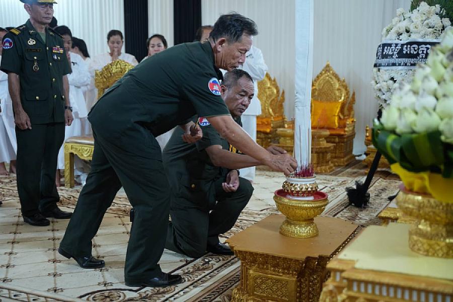 ឧត្តមសេនីយ៍ទោ ឈឹម ខ្មៅ បានអញ្ជើញគោរពវិញ្ញាណក្ខន្ធសព ឯកឧត្តម ឧត្តមសេនីយ៍ឯក ច័ន្ទ លំផាត់  - Image 5