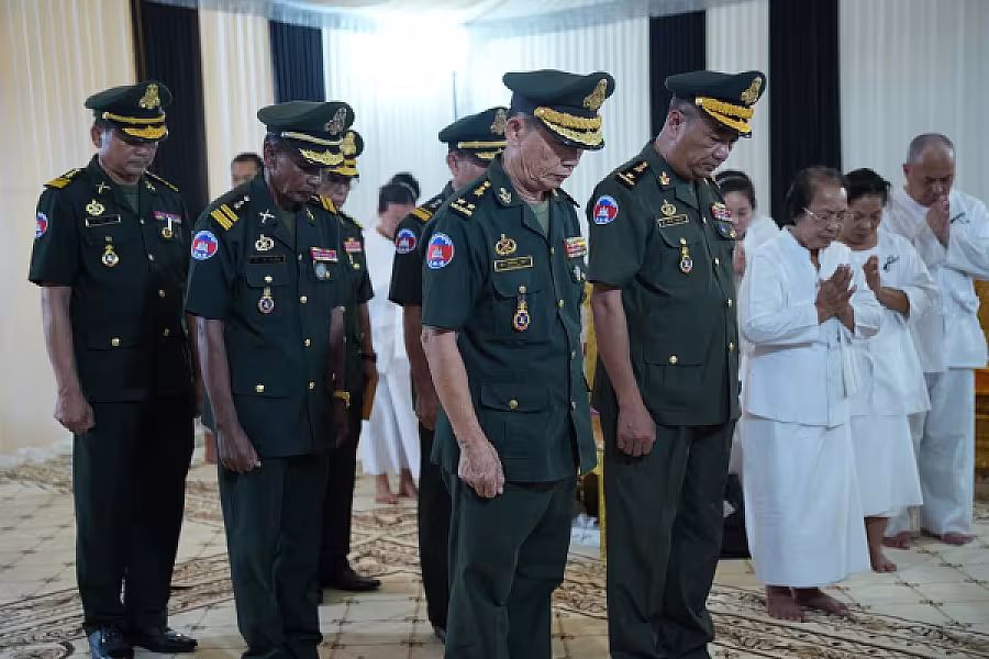 ឧត្តមសេនីយ៍ទោ ឈឹម ខ្មៅ បានអញ្ជើញគោរពវិញ្ញាណក្ខន្ធសព ឯកឧត្តម ឧត្តមសេនីយ៍ឯក ច័ន្ទ លំផាត់  - Image 6