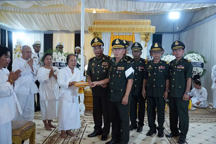 ឧត្តមសេនីយ៍ទោ ឈឹម ខ្មៅ បានអញ្ជើញគោរពវិញ្ញាណក្ខន្ធសព ឯកឧត្តម ឧត្តមសេនីយ៍ឯក ច័ន្ទ លំផាត់  - Image 7