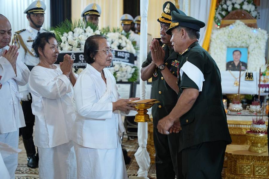 ឧត្តមសេនីយ៍ទោ ឈឹម ខ្មៅ បានអញ្ជើញគោរពវិញ្ញាណក្ខន្ធសព ឯកឧត្តម ឧត្តមសេនីយ៍ឯក ច័ន្ទ លំផាត់  - Image 8