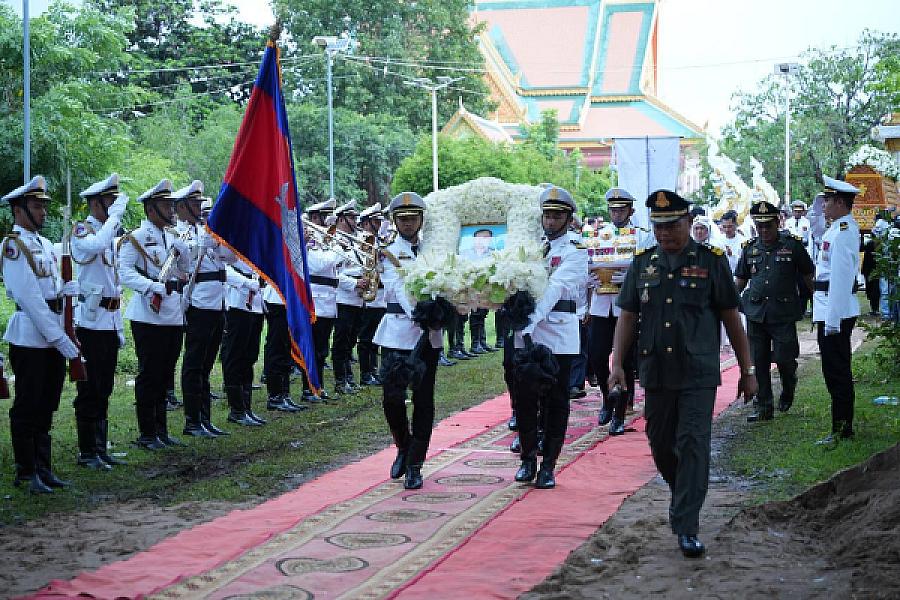 ឯកឧត្តម នាយឧត្តមសេនីយ៍កិត្តិសង្គហបណ្ឌិត គន់ គីម បានអញ្ជើញជាអធិបតីក្នុងពិធីបញ្ចុះសព ឯកឧត្តម ឧត្តមសេនីយ៍ឯក ច័ន្ទ លំផាត់