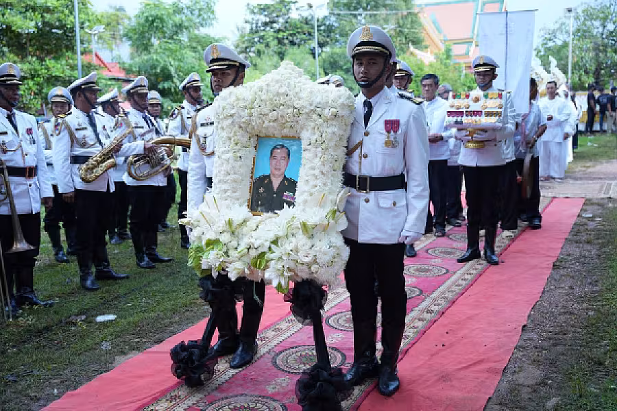 ឯកឧត្តម នាយឧត្តមសេនីយ៍កិត្តិសង្គហបណ្ឌិត គន់ គីម បានអញ្ជើញជាអធិបតីក្នុងពិធីបញ្ចុះសព ឯកឧត្តម ឧត្តមសេនីយ៍ឯក ច័ន្ទ លំផាត់ - Image 2