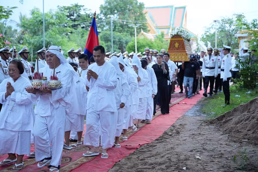 ឯកឧត្តម នាយឧត្តមសេនីយ៍កិត្តិសង្គហបណ្ឌិត គន់ គីម បានអញ្ជើញជាអធិបតីក្នុងពិធីបញ្ចុះសព ឯកឧត្តម ឧត្តមសេនីយ៍ឯក ច័ន្ទ លំផាត់ - Image 3