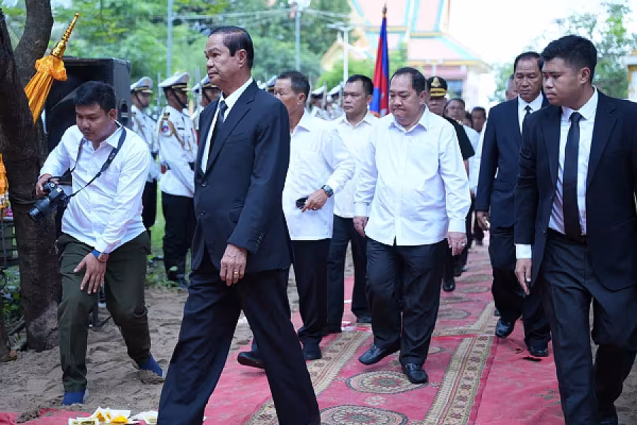 ឯកឧត្តម នាយឧត្តមសេនីយ៍កិត្តិសង្គហបណ្ឌិត គន់ គីម បានអញ្ជើញជាអធិបតីក្នុងពិធីបញ្ចុះសព ឯកឧត្តម ឧត្តមសេនីយ៍ឯក ច័ន្ទ លំផាត់ - Image 5