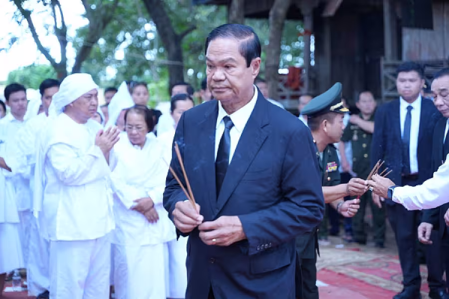 ឯកឧត្តម នាយឧត្តមសេនីយ៍កិត្តិសង្គហបណ្ឌិត គន់ គីម បានអញ្ជើញជាអធិបតីក្នុងពិធីបញ្ចុះសព ឯកឧត្តម ឧត្តមសេនីយ៍ឯក ច័ន្ទ លំផាត់ - Image 6