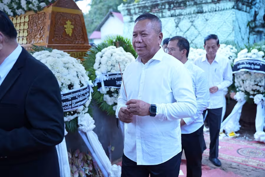 ឯកឧត្តម នាយឧត្តមសេនីយ៍កិត្តិសង្គហបណ្ឌិត គន់ គីម បានអញ្ជើញជាអធិបតីក្នុងពិធីបញ្ចុះសព ឯកឧត្តម ឧត្តមសេនីយ៍ឯក ច័ន្ទ លំផាត់ - Image 9