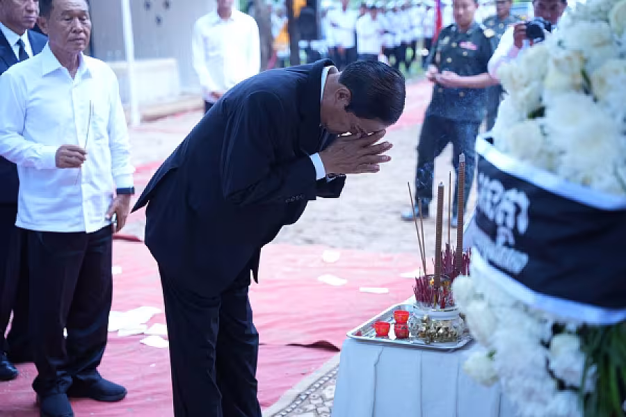 ឯកឧត្តម នាយឧត្តមសេនីយ៍កិត្តិសង្គហបណ្ឌិត គន់ គីម បានអញ្ជើញជាអធិបតីក្នុងពិធីបញ្ចុះសព ឯកឧត្តម ឧត្តមសេនីយ៍ឯក ច័ន្ទ លំផាត់ - Image 10