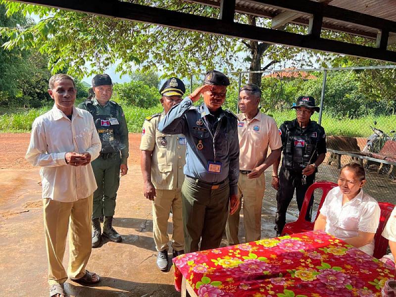 The S.A.C. of Oddar Meanchey Province brings relief funds to the family of a deceased veteran 