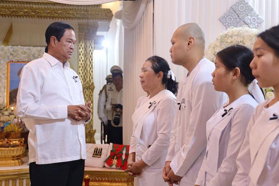 ឯកឧត្តមកិត្តិសង្គហបណ្ឌិត គន់ គីម អញ្ជើញគោរពវិញ្ញានក្ខន្ធសព ឯកឧត្តម នាយឧត្តមសេនីយ៍ ហេង បូរិន្ទ - Image 3