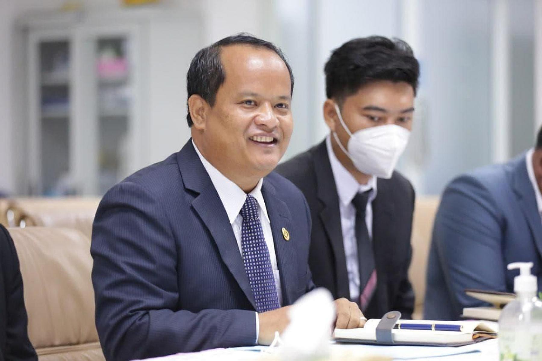 ឯកឧត្តម សួន សេរីរដ្ឋា រដ្ឋលេខាធិការក្រសួងអភិវឌ្ឍន៍ជនបទ និងជាប្រធានវេទិកាសន្តិភាពកម្ពុជា ចូលរួមឧបត្ថម្ភថវិកាចំនួន ៥០០ដុល្លារ ដើម្បីរៀបចំមហាសន្និបាតវិសាមញ្ញតំណាងសមាគមអតីតយុទ្ធជនកម្ពុជាទូទាំងប្រទេស