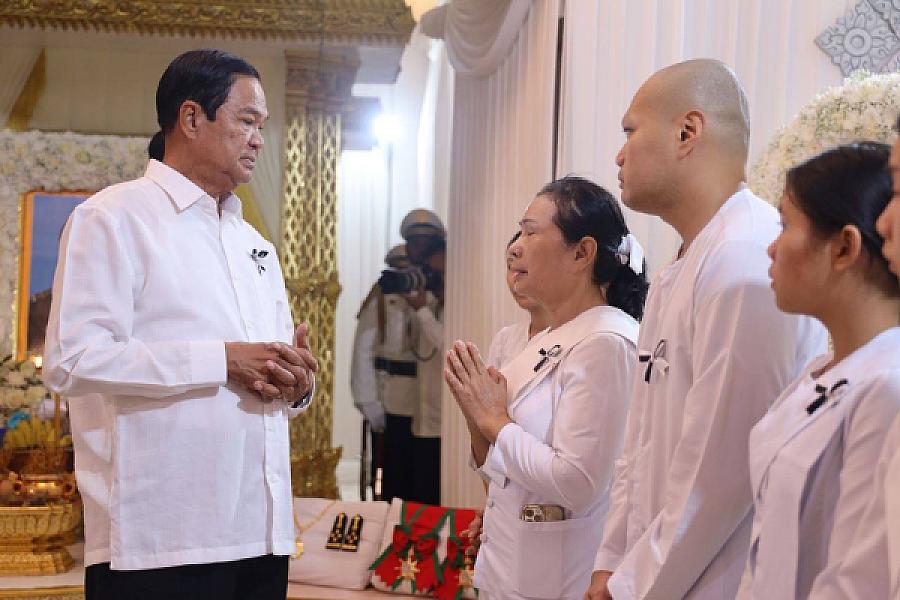 ឯកឧត្តមកិត្តិសង្គហបណ្ឌិត គន់ គីម អញ្ជើញគោរពវិញ្ញានក្ខន្ធសព ឯកឧត្តម នាយឧត្តមសេនីយ៍ ហេង បូរិន្ទ - Image 6