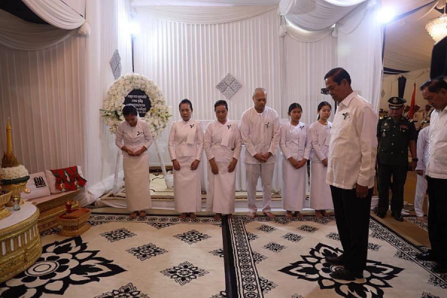 ឯកឧត្តមកិត្តិសង្គហបណ្ឌិត គន់ គីម អញ្ជើញគោរពវិញ្ញានក្ខន្ធសព ឯកឧត្តម នាយឧត្តមសេនីយ៍ ហេង បូរិន្ទ - Image 8