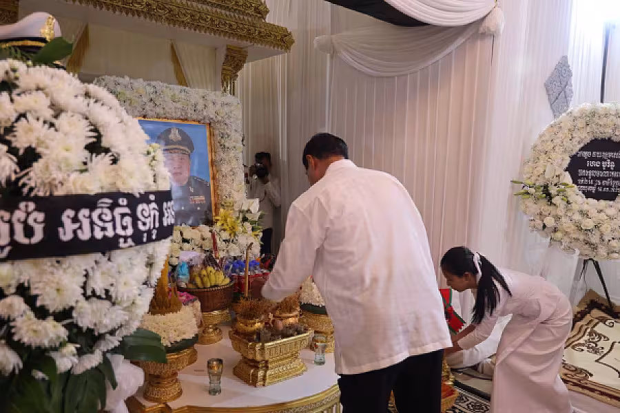 ឯកឧត្តមកិត្តិសង្គហបណ្ឌិត គន់ គីម អញ្ជើញគោរពវិញ្ញានក្ខន្ធសព ឯកឧត្តម នាយឧត្តមសេនីយ៍ ហេង បូរិន្ទ - Image 10