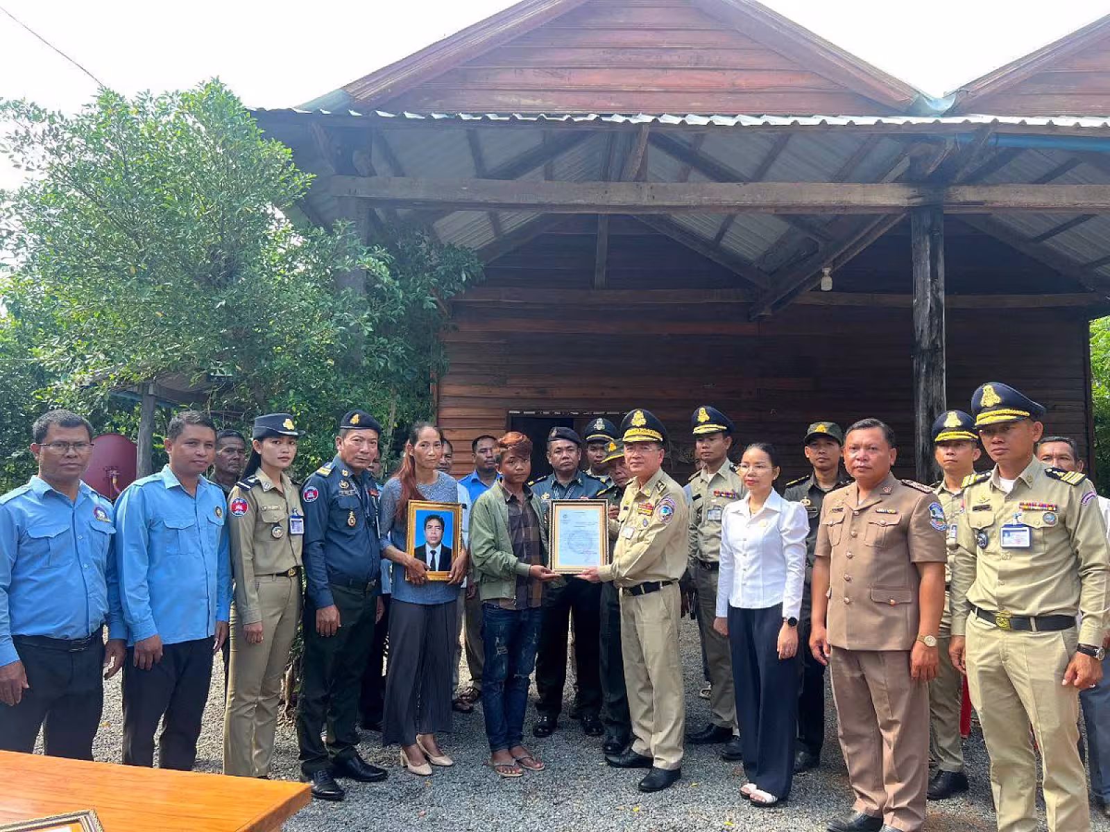 ស.អ.ក ខេត្តសៀមរាប នាំយកនូវថវិកាបេឡាមរណសង្គ្រោះជូនគ្រួសារសពអតីតយុទ្ធជន ចំនួន ០៩គ្រួសារ