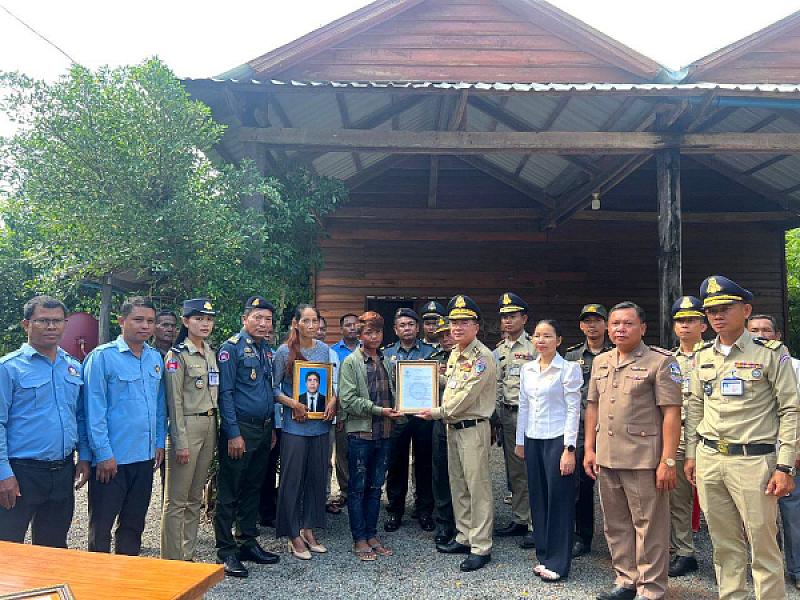 Siem Reap Province S.A.C. brings relief funds to the families of 9 deceased veterans