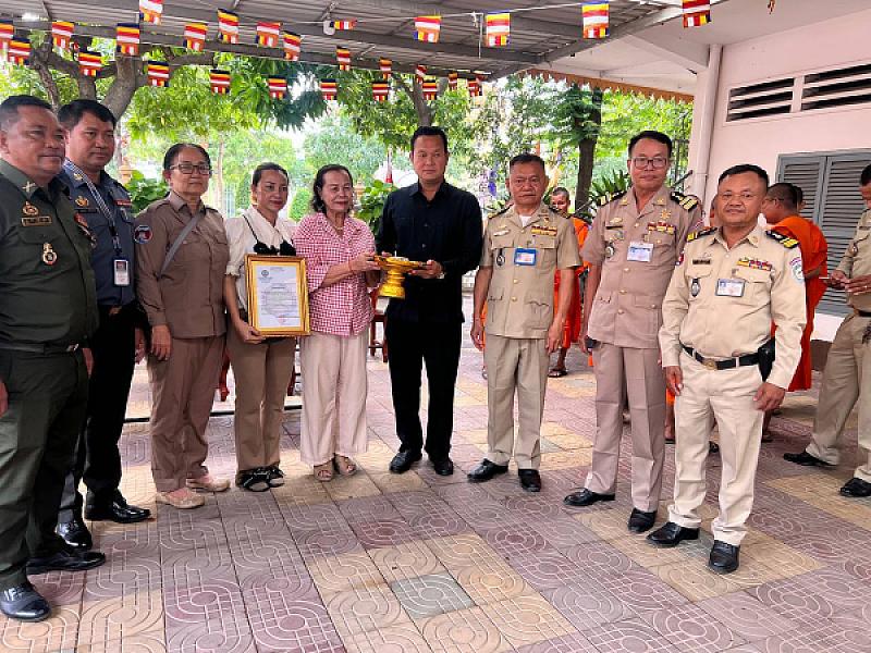 Phnom Penh S.A.C. brings relief funds to the families of 7 deceased veterans