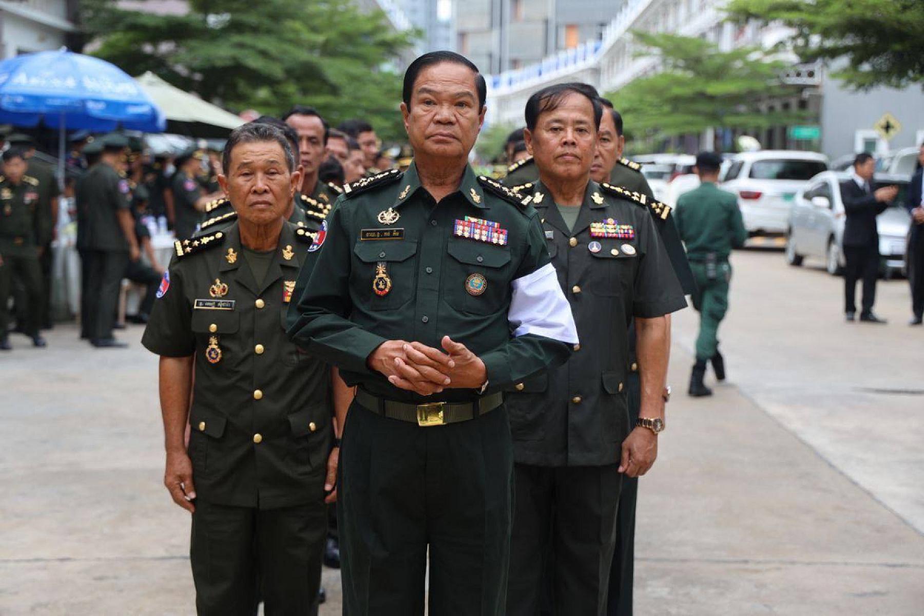 ឯកឧត្តម នាយឧត្តមសេនីយ៍កិត្តិសង្គហបណ្ឌិត គន់ គីម បានអញ្ជើញគោរពវិញ្ញានក្ខន្ធសព ឯកឧត្តម នាយឧត្តមសេនីយ៍ ហេង បូរិន្ទ