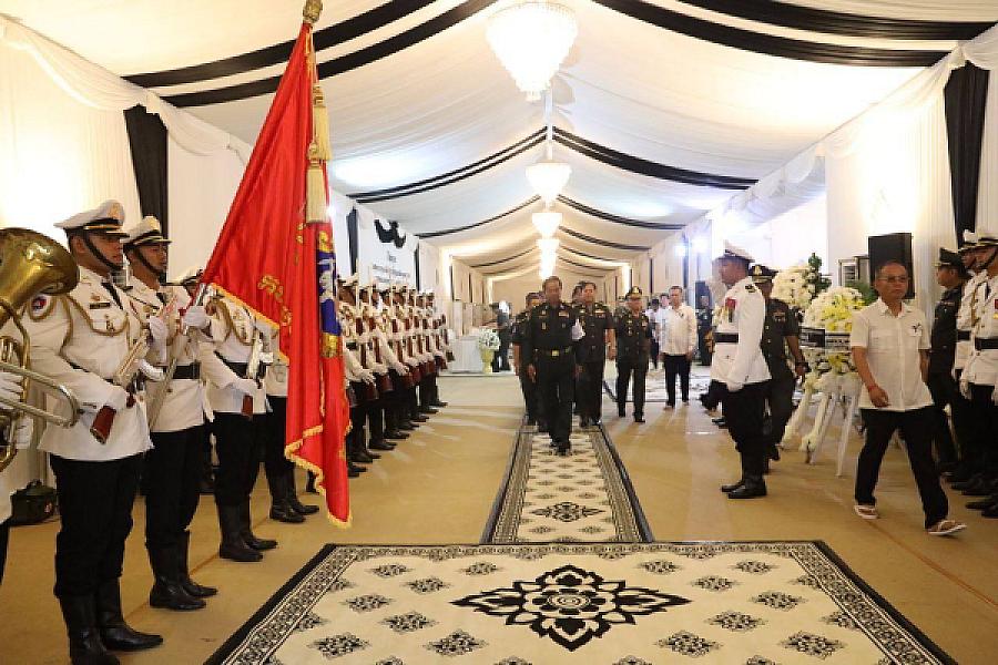 ឯកឧត្តម នាយឧត្តមសេនីយ៍កិត្តិសង្គហបណ្ឌិត គន់ គីម បានអញ្ជើញគោរពវិញ្ញានក្ខន្ធសព ឯកឧត្តម នាយឧត្តមសេនីយ៍ ហេង បូរិន្ទ - Image 2