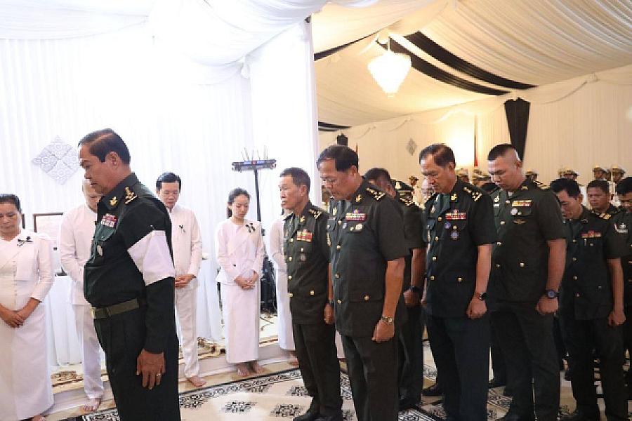 ឯកឧត្តម នាយឧត្តមសេនីយ៍កិត្តិសង្គហបណ្ឌិត គន់ គីម បានអញ្ជើញគោរពវិញ្ញានក្ខន្ធសព ឯកឧត្តម នាយឧត្តមសេនីយ៍ ហេង បូរិន្ទ - Image 3