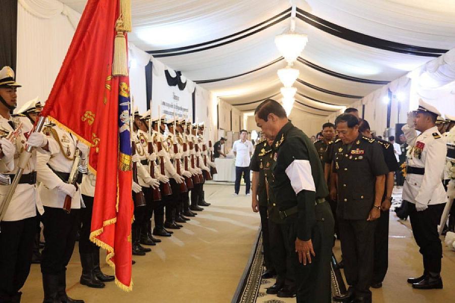 ឯកឧត្តម នាយឧត្តមសេនីយ៍កិត្តិសង្គហបណ្ឌិត គន់ គីម បានអញ្ជើញគោរពវិញ្ញានក្ខន្ធសព ឯកឧត្តម នាយឧត្តមសេនីយ៍ ហេង បូរិន្ទ - Image 4