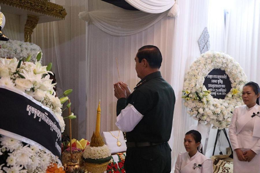 ឯកឧត្តម នាយឧត្តមសេនីយ៍កិត្តិសង្គហបណ្ឌិត គន់ គីម បានអញ្ជើញគោរពវិញ្ញានក្ខន្ធសព ឯកឧត្តម នាយឧត្តមសេនីយ៍ ហេង បូរិន្ទ - Image 5