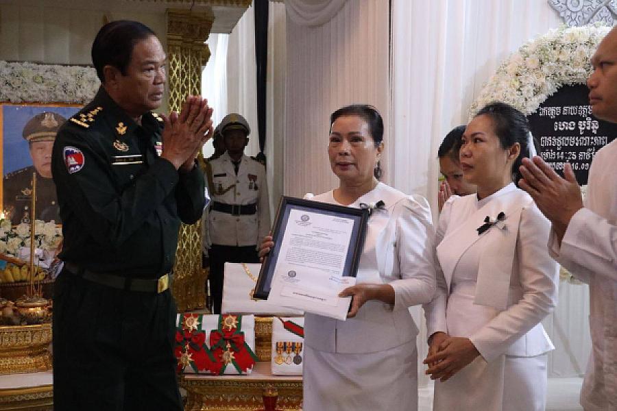 ឯកឧត្តម នាយឧត្តមសេនីយ៍កិត្តិសង្គហបណ្ឌិត គន់ គីម បានអញ្ជើញគោរពវិញ្ញានក្ខន្ធសព ឯកឧត្តម នាយឧត្តមសេនីយ៍ ហេង បូរិន្ទ - Image 6