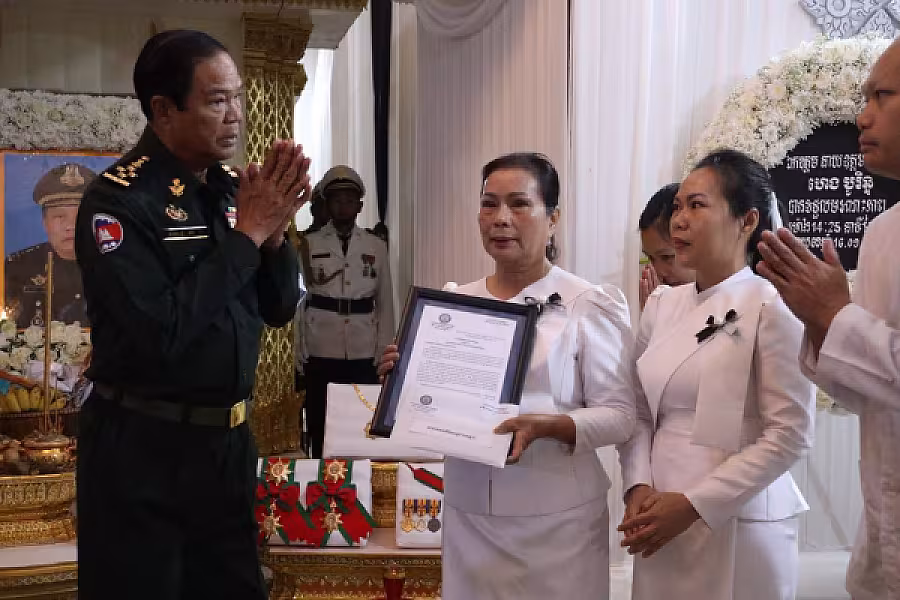 ឯកឧត្តម នាយឧត្តមសេនីយ៍កិត្តិសង្គហបណ្ឌិត គន់ គីម បានអញ្ជើញគោរពវិញ្ញានក្ខន្ធសព ឯកឧត្តម នាយឧត្តមសេនីយ៍ ហេង បូរិន្ទ - Image 6