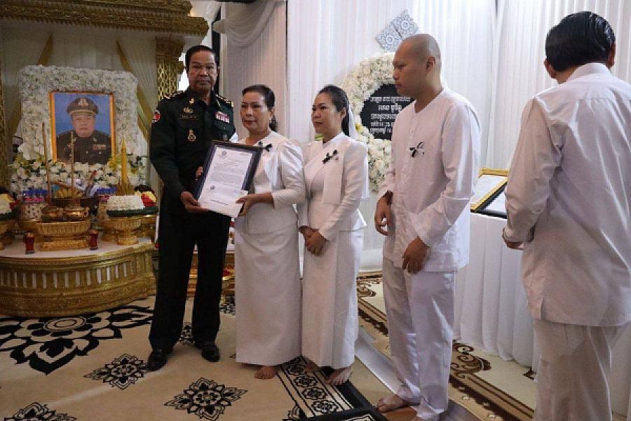 ឯកឧត្តម នាយឧត្តមសេនីយ៍កិត្តិសង្គហបណ្ឌិត គន់ គីម បានអញ្ជើញគោរពវិញ្ញានក្ខន្ធសព ឯកឧត្តម នាយឧត្តមសេនីយ៍ ហេង បូរិន្ទ - Image 7