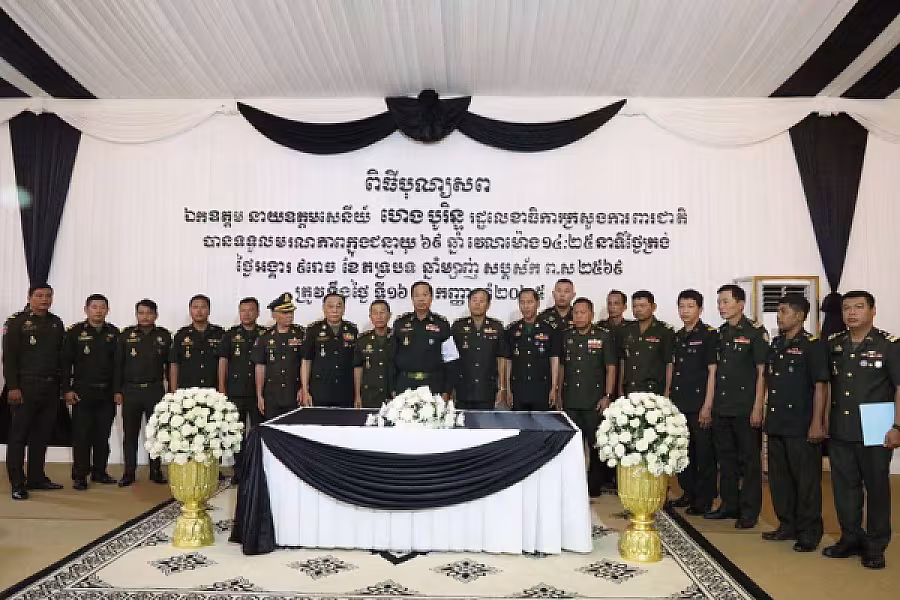 ឯកឧត្តម នាយឧត្តមសេនីយ៍កិត្តិសង្គហបណ្ឌិត គន់ គីម បានអញ្ជើញគោរពវិញ្ញានក្ខន្ធសព ឯកឧត្តម នាយឧត្តមសេនីយ៍ ហេង បូរិន្ទ - Image 10