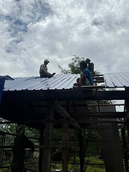 មេ​ដឹក​នាំ​កង​រាជ​អាវុធហត្ថ​ខេត្ត​ព្រះសីហនុ ចុះ​ពិនិត្យ​ការ​ជួស​ជុល​ផ្ទះ​អតីត​យុទ្ធជន ប៉ូលី សុខរី - Image 5