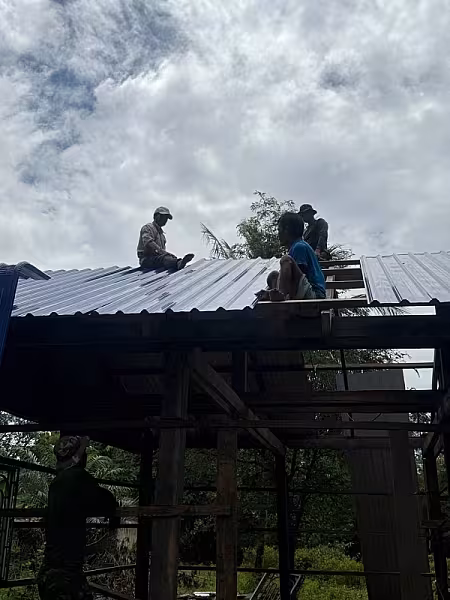 មេ​ដឹក​នាំ​កង​រាជ​អាវុធហត្ថ​ខេត្ត​ព្រះសីហនុ ចុះ​ពិនិត្យ​ការ​ជួស​ជុល​ផ្ទះ​អតីត​យុទ្ធជន ប៉ូលី សុខរី - Image 5