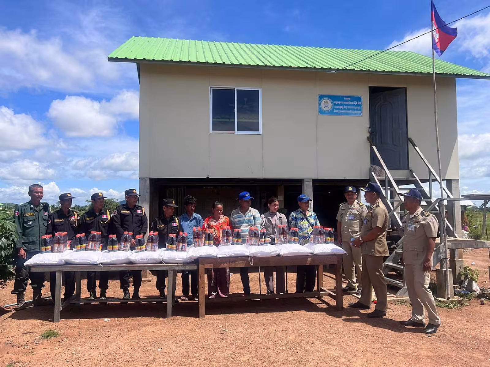 ស.អ.ក ខេត្តបាត់ដំបង នាំយកអំណោយ និងថវិកា ជូនគ្រួសារអតីតយុទ្ធជនចំនួន ៥គ្រួសារ 