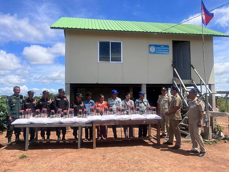 ស.អ.ក ខេត្តបាត់ដំបង នាំយកអំណោយ និងថវិកា ជូនគ្រួសារអតីតយុទ្ធជនចំនួន ៥គ្រួសារ 