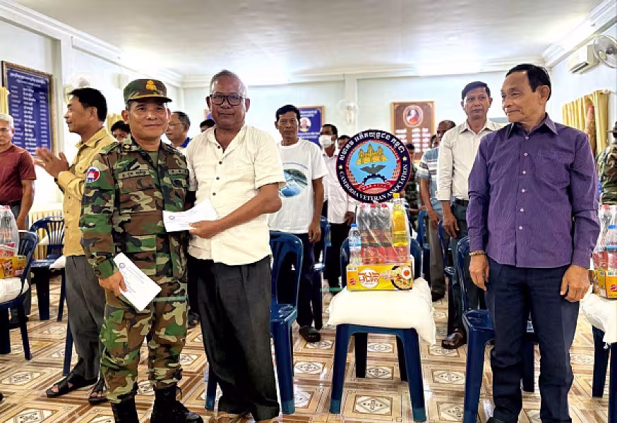 អតីតយុទ្ធជនស្រុកថ្មបាំង ចំនួន ២០នាក់ ដែលមានជីវភាពខ្វះខាត បានទទួលអំណោយពីសម្តេចធិបតី - Image 4