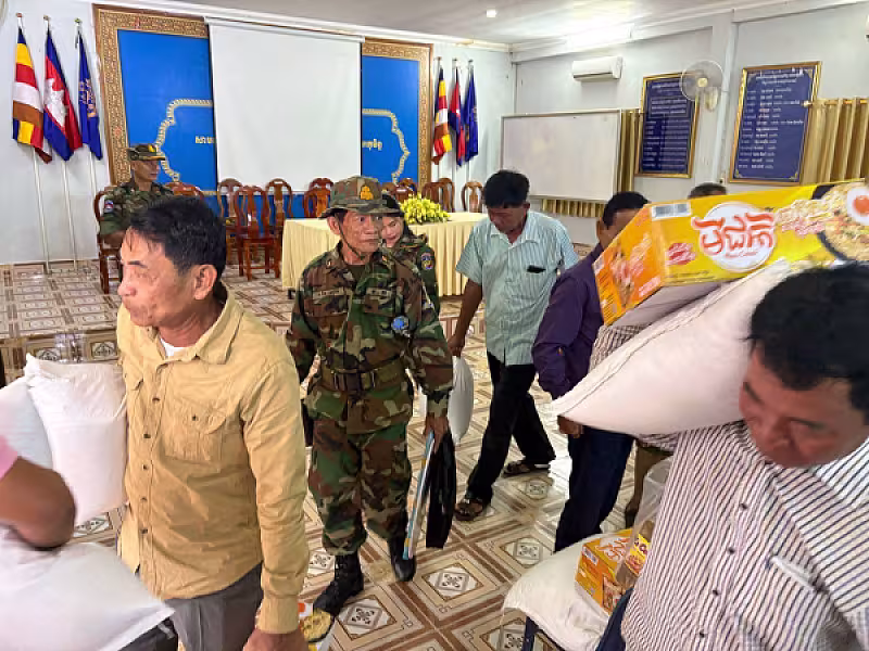 អតីតយុទ្ធជនស្រុកថ្មបាំង ចំនួន ២០នាក់ ដែលមានជីវភាពខ្វះខាត បានទទួលអំណោយពីសម្តេចធិបតី - Image 6