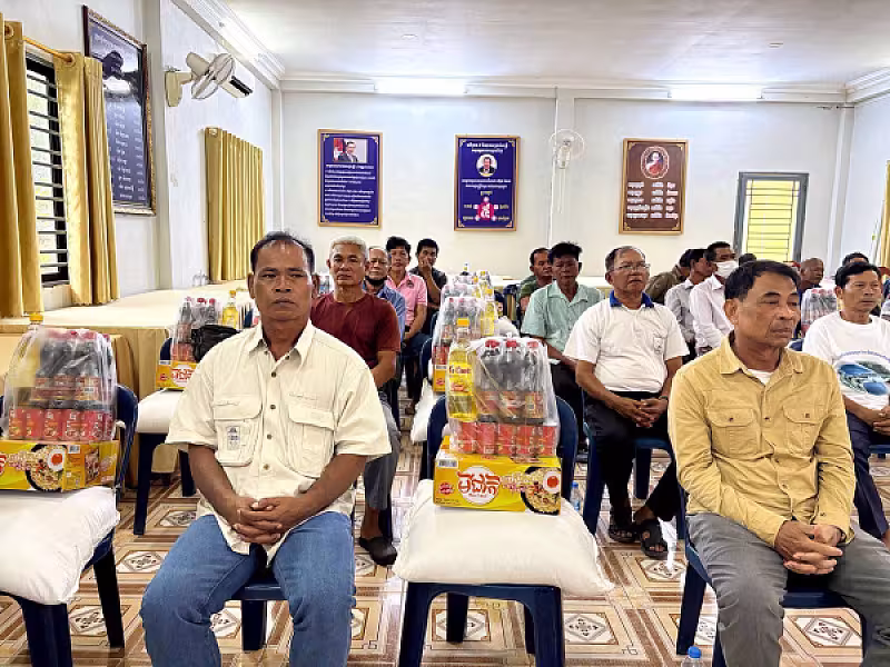 អតីតយុទ្ធជនស្រុកថ្មបាំង ចំនួន ២០នាក់ ដែលមានជីវភាពខ្វះខាត បានទទួលអំណោយពីសម្តេចធិបតី - Image 7