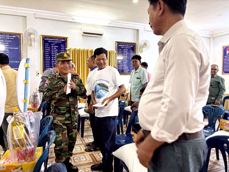 អតីតយុទ្ធជនស្រុកថ្មបាំង ចំនួន ២០នាក់ ដែលមានជីវភាពខ្វះខាត បានទទួលអំណោយពីសម្តេចធិបតី - Image 9