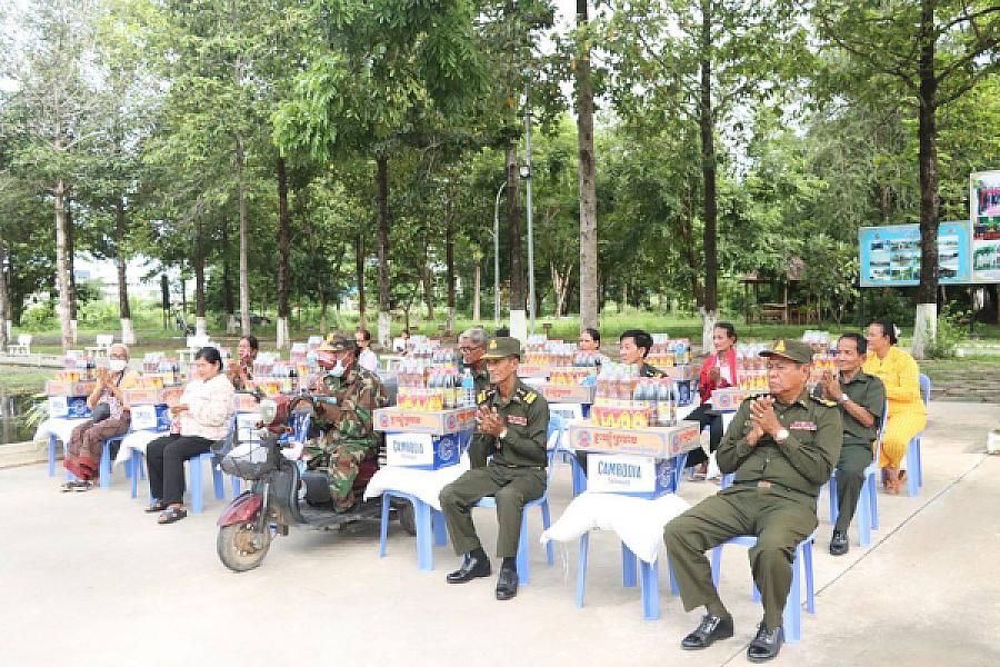 ស.អ.ក ខេត្តកណ្ដាល ជួបសំណេះសំណាលជាមួយអតីតយុទ្ធជនចំនួន ១៥គ្រួសារ ដែលមានជីវភាពខ្វះខាត - Image 7