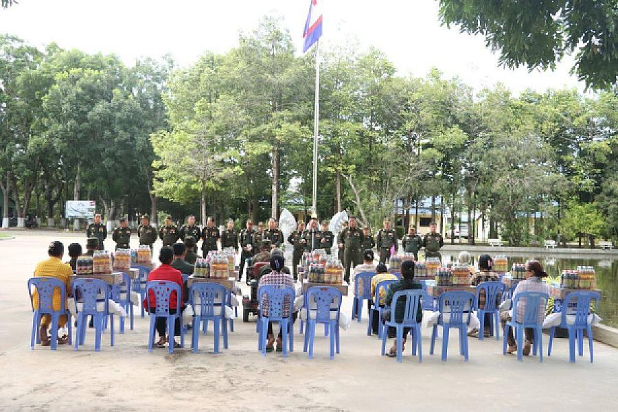 ស.អ.ក ខេត្តកណ្ដាល ជួបសំណេះសំណាលជាមួយអតីតយុទ្ធជនចំនួន ១៥គ្រួសារ ដែលមានជីវភាពខ្វះខាត - Image 8