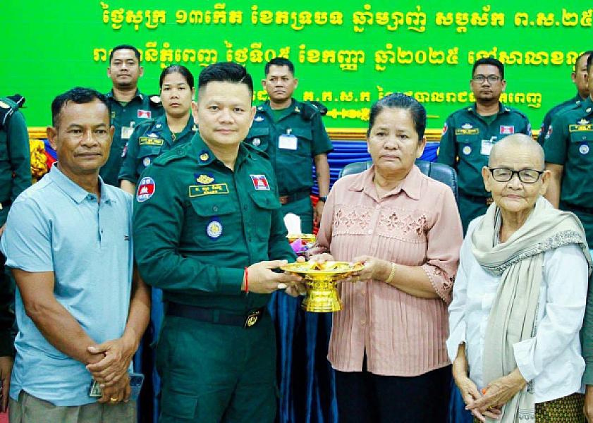 Phnom Penh CVA brings relief funds to the families of 3 deceased veterans