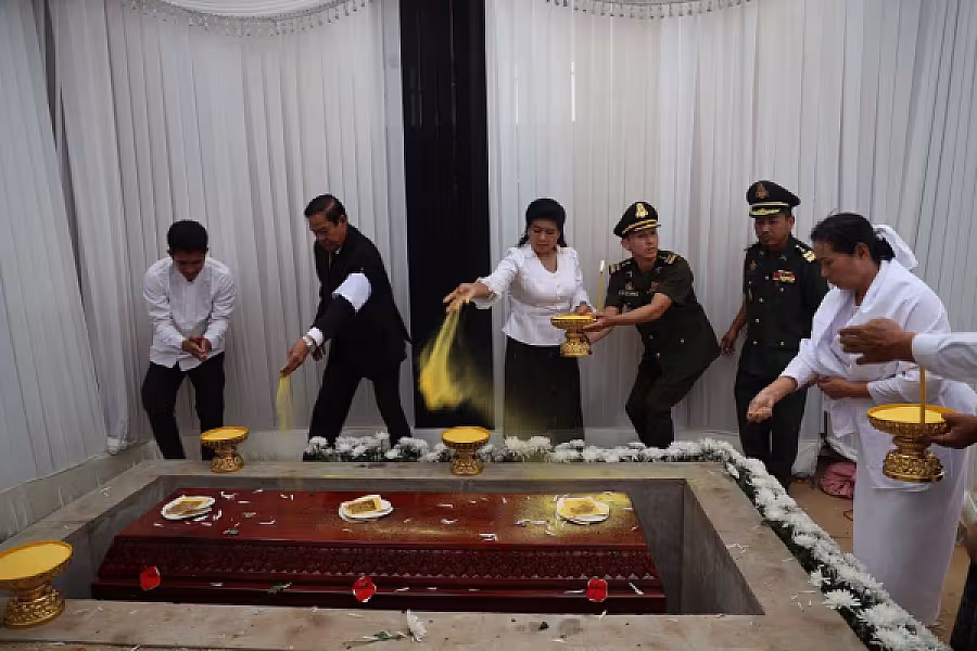 ឯកឧត្តមកិត្តិសង្គហបណ្ឌិត គន់ គីម អញ្ជើញជាអធិបតីរៀបចំបញ្ចុះសព នាយឧត្តមសេនីយ៍ ហេង បូរិន្ទ - Image 6