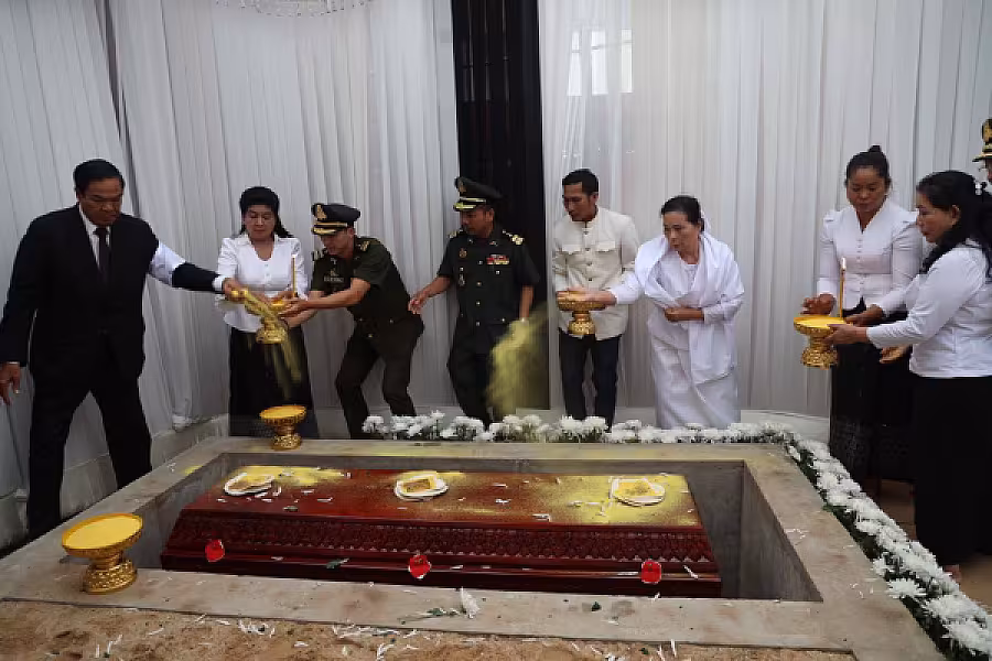 ឯកឧត្តមកិត្តិសង្គហបណ្ឌិត គន់ គីម អញ្ជើញជាអធិបតីរៀបចំបញ្ចុះសព នាយឧត្តមសេនីយ៍ ហេង បូរិន្ទ - Image 10