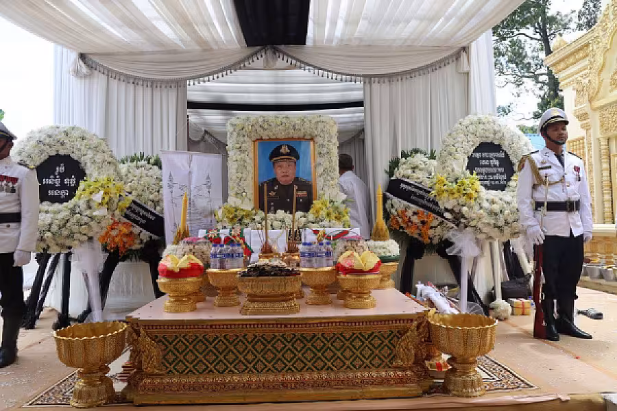 ឯកឧត្តមកិត្តិសង្គហបណ្ឌិត គន់ គីម អញ្ជើញជាអធិបតីរៀបចំបញ្ចុះសព នាយឧត្តមសេនីយ៍ ហេង បូរិន្ទ - Image 11