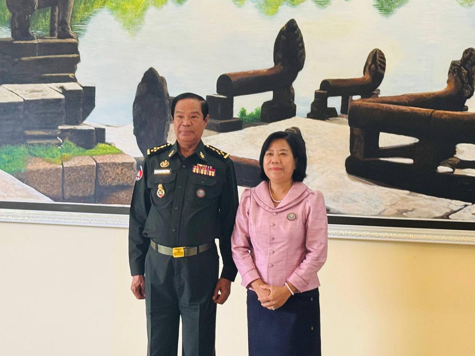 លោកស្រី ទុំ ស៊ីសុភារី ប្រធានសាខាមូលនិធិជាតិជំនួយសង្គម និងជាអនុប្រធានសមាគមអតីតយុទ្ធជនខេត្តកំពង់ចាម ចូលរួមឧបត្ថម្ភថវិកាចំនួន ៣០០,០០០ រៀល ដើម្បីរៀបចំមហាសន្និបាតវិសាមញ្ញតំណាងសមាគមអតីតយុទ្ធជនកម្ពុជាទូទាំងប្រទេស